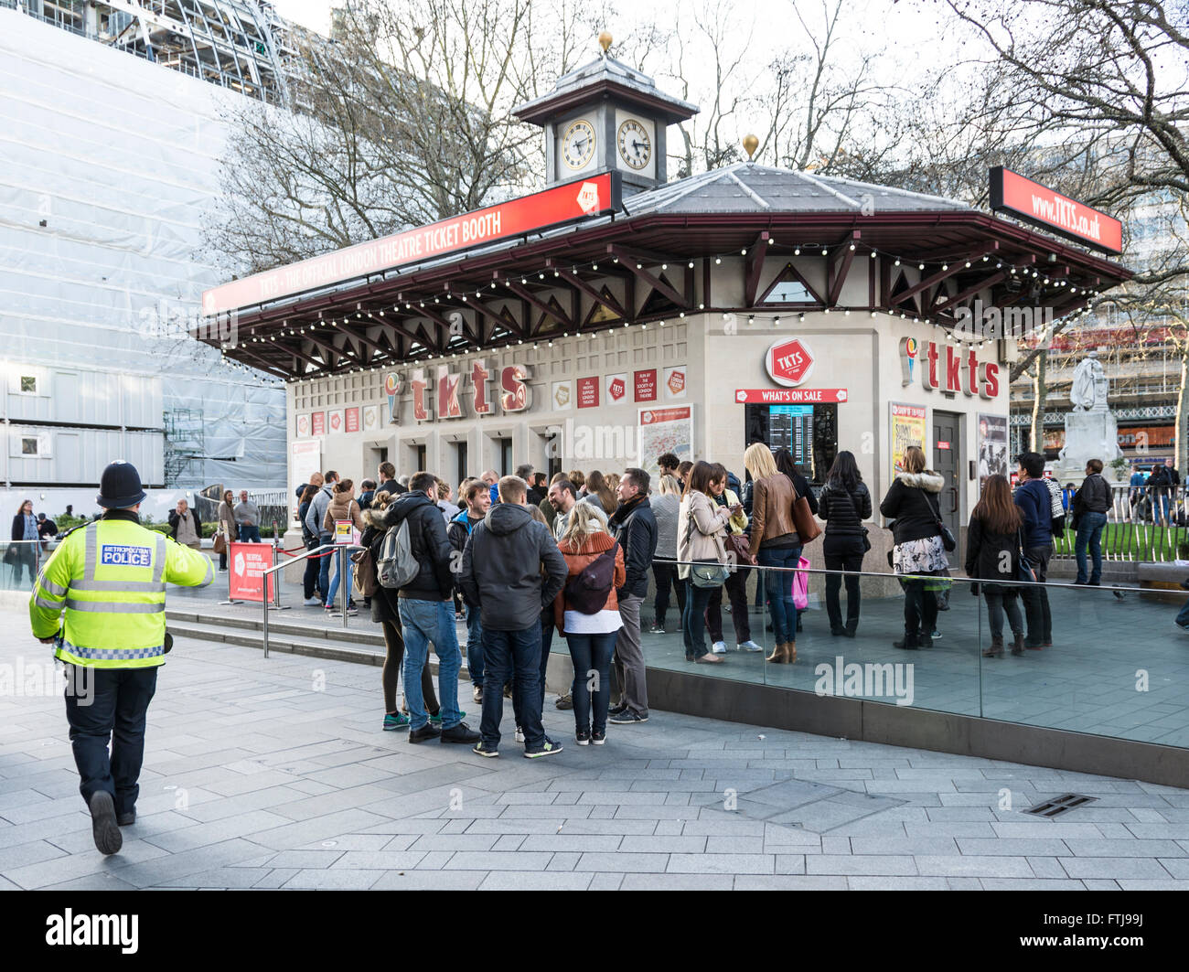File d'attente de gens qui attendent pour acheter des billets à partir de la billetterie du centre de Londres, UK Banque D'Images
