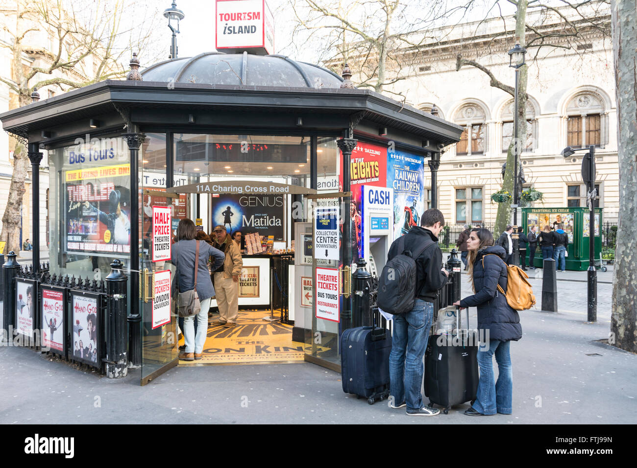 Les gens qui attendent les personnes en attente d'achat des billets à la billetterie du centre de Londres, UK Banque D'Images