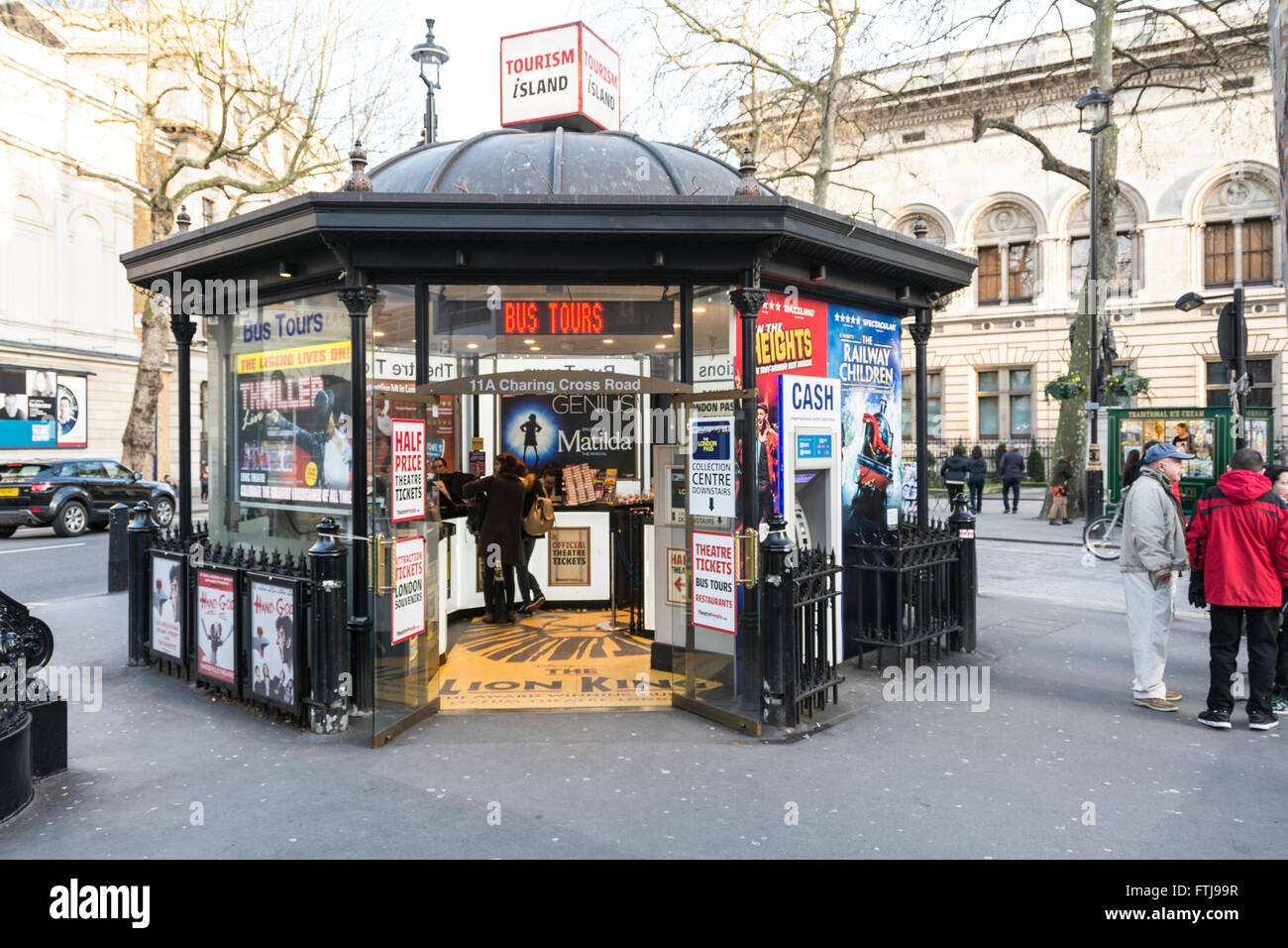 Les gens qui attendent les personnes en attente d'achat des billets à la billetterie du centre de Londres, UK Banque D'Images