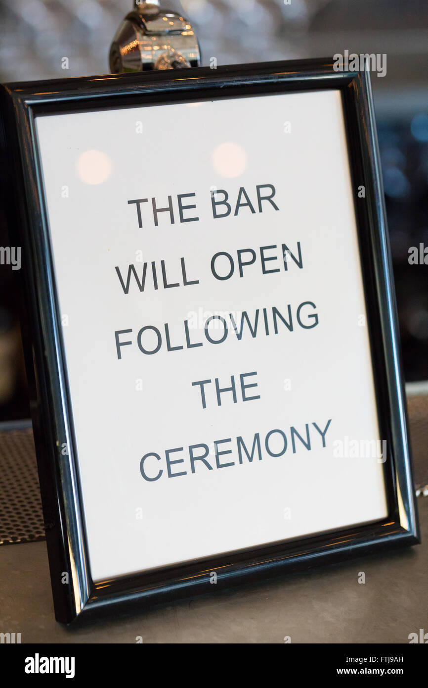 Cérémonie de mariage signe dit bar est ouvert une fois la réception commence. Banque D'Images