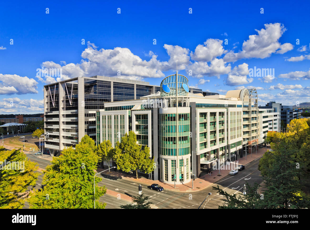 Bureau d'architecture moderne et les immeubles à appartements dans le centre-ville de Canberra sur une journée ensoleillée - traversée des rues entre les maisons Banque D'Images