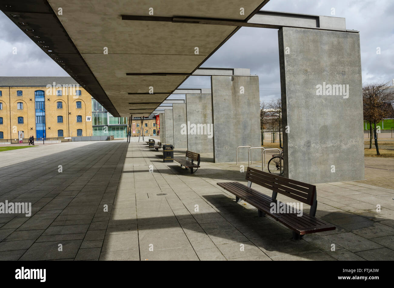 Une ligne de bancs à l'extérieur du centre Excel de Londres. Banque D'Images
