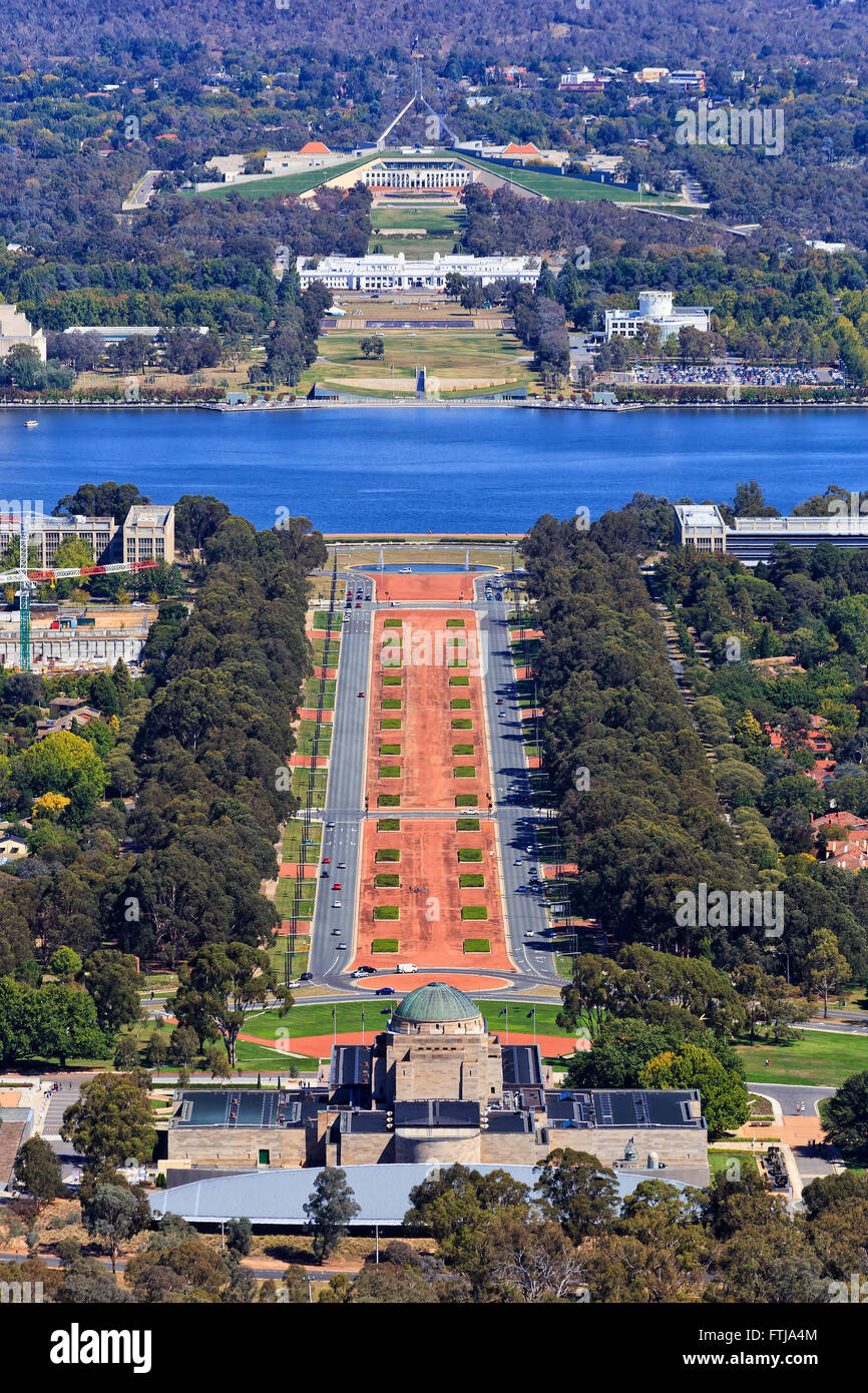 Vue aérienne le long de la capitale australienne de l'Anzac Parade Canberra. Vertical image du monument commémoratif de guerre vers le lac Burley Griffin Banque D'Images
