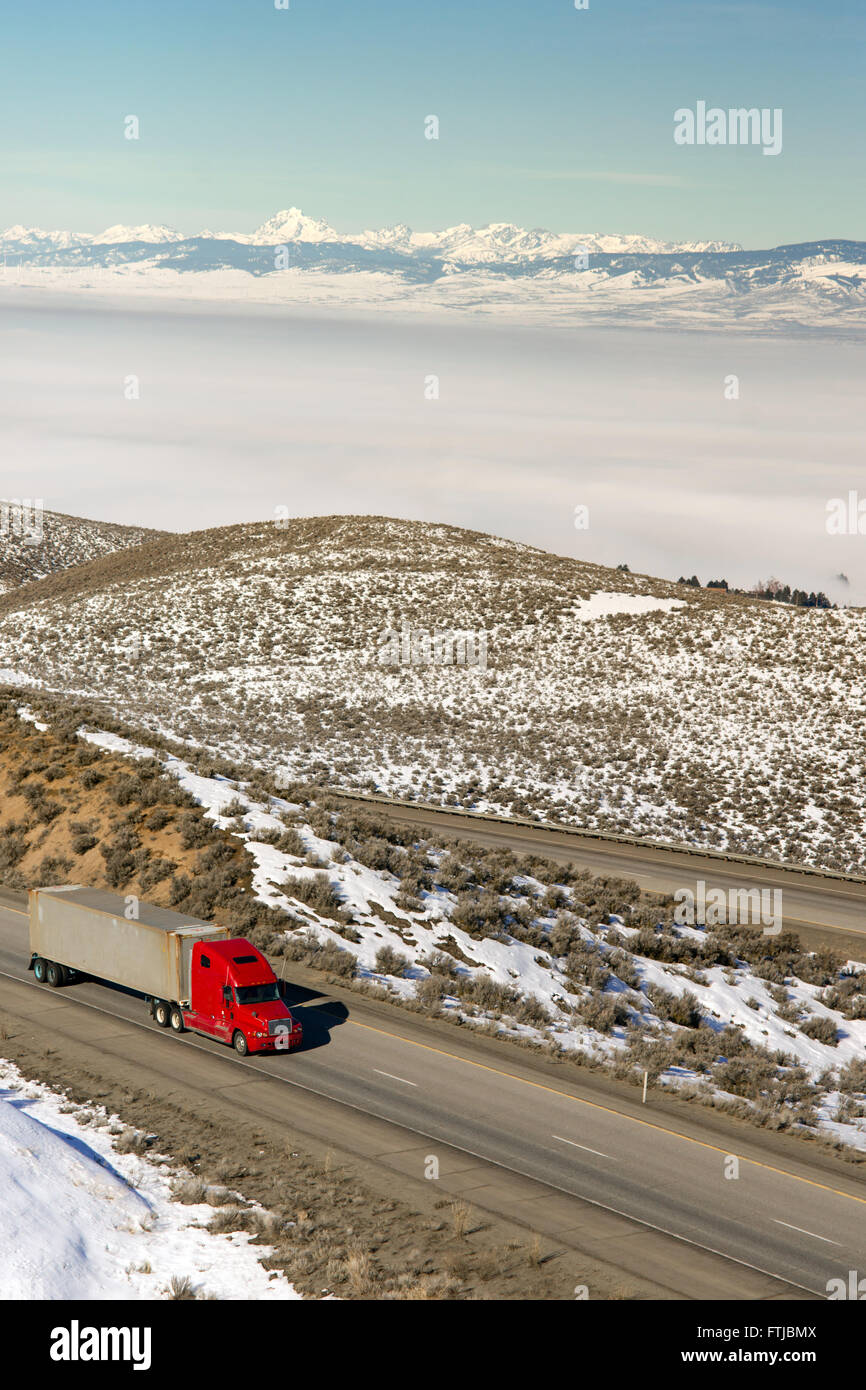 Gros Camion Camion semi camionneurs Voyages Interstate Cascade Range Background Banque D'Images