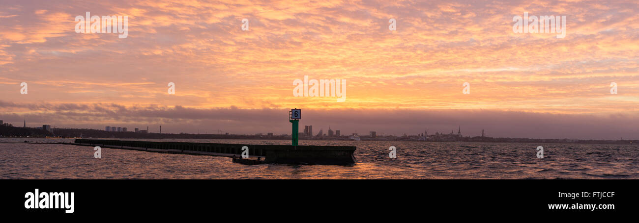 Vue panoramique de la ville de Tallinn et silhouette jetée sur le coucher du soleil sur la mer Banque D'Images