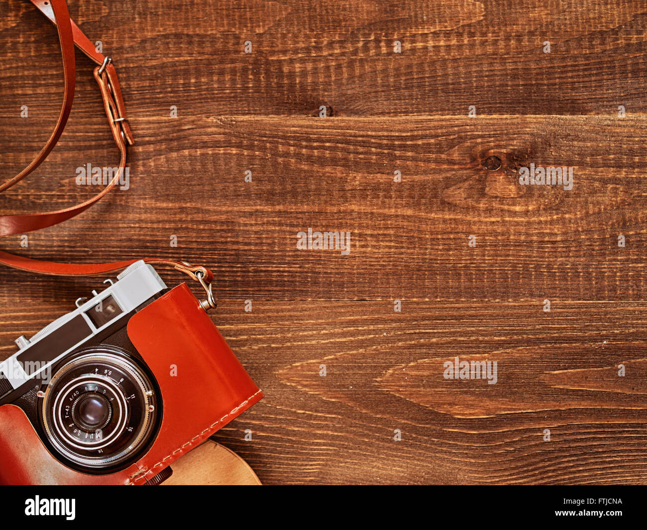 Vue supérieure de droit de l'ancien appareil photo vintage sur fond de table en bois. Télévision laïcs ou Vue de dessus Banque D'Images