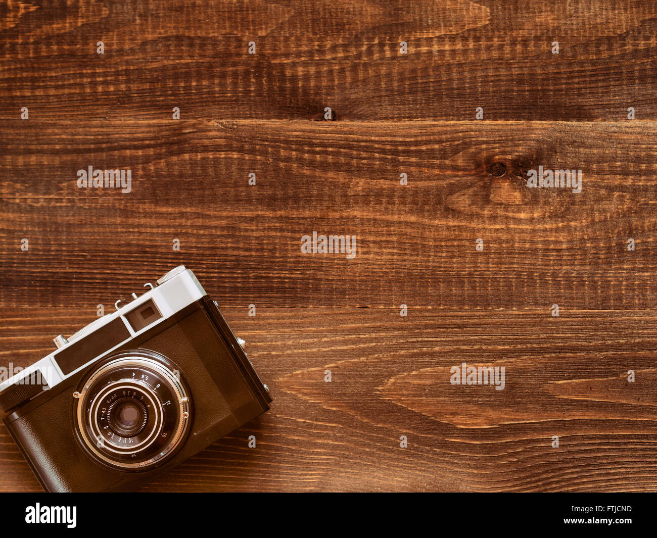 Vue supérieure de droit de l'ancien appareil photo vintage sur fond de table en bois. Télévision laïcs ou Vue de dessus Banque D'Images
