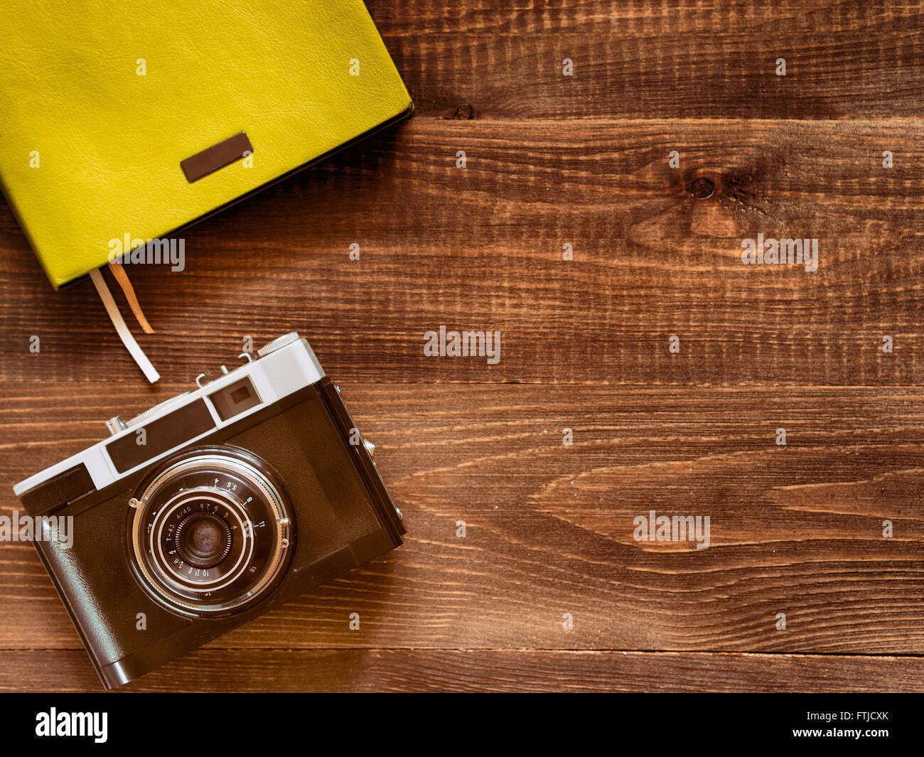 Top View vintage ancien appareil photo et ordinateur portable sur fond de bois Banque D'Images