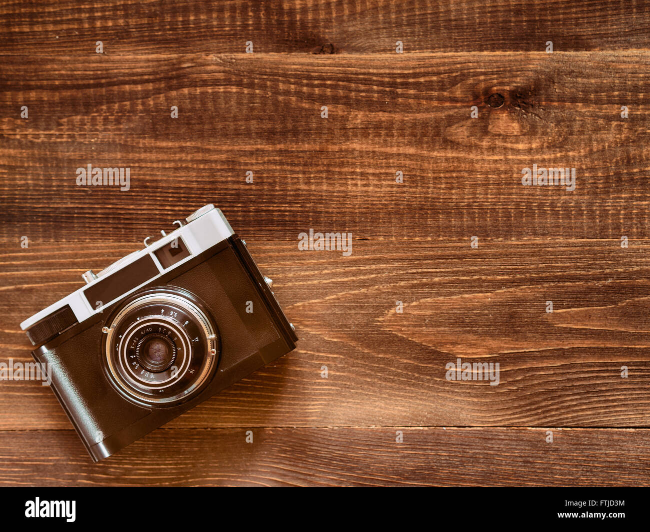 Vue supérieure de droit de l'ancien appareil photo vintage sur fond de table en bois. Télévision laïcs ou Vue de dessus Banque D'Images