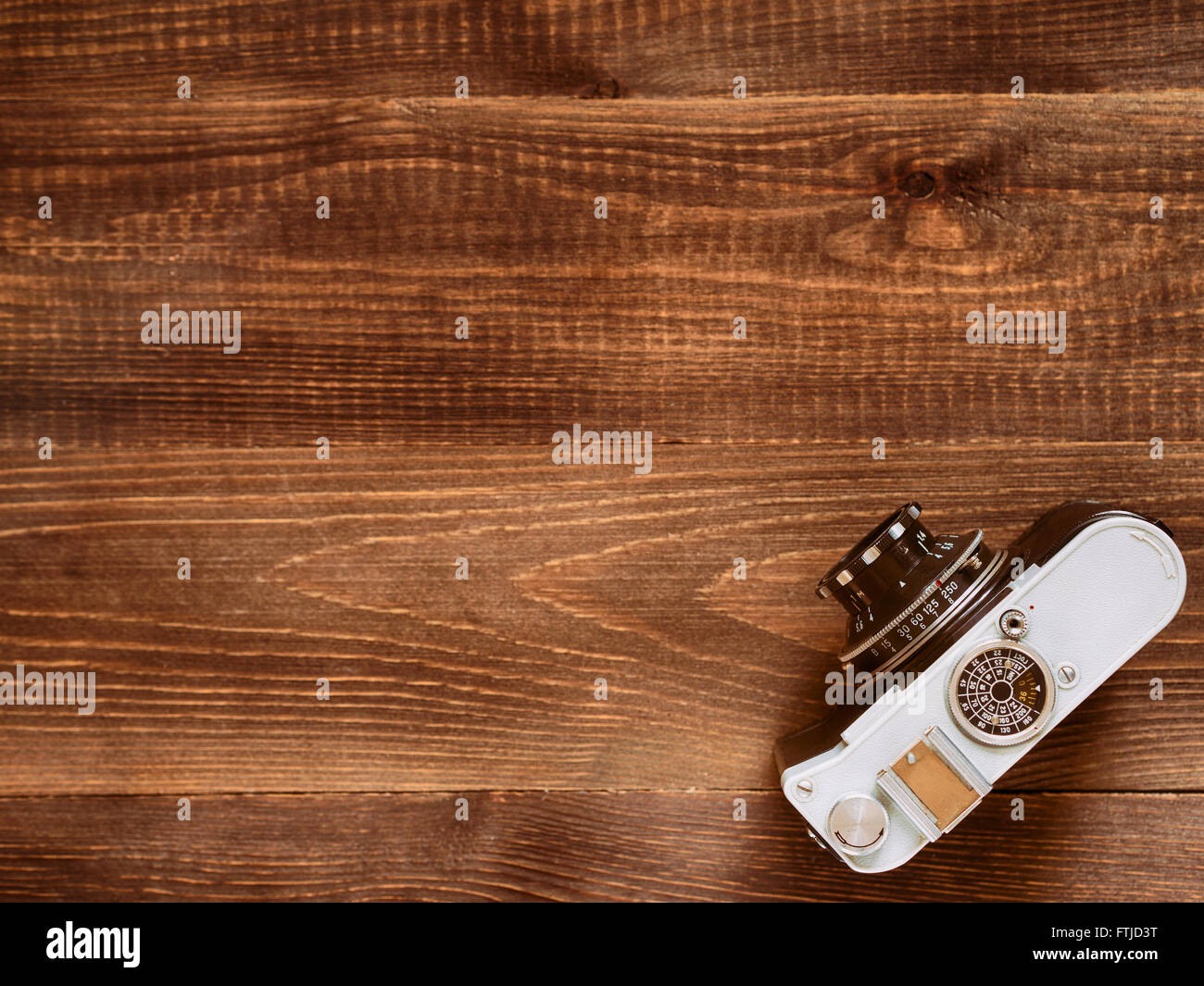 Vue supérieure de droit de l'ancien appareil photo vintage sur fond de table en bois. Télévision laïcs ou Vue de dessus Banque D'Images