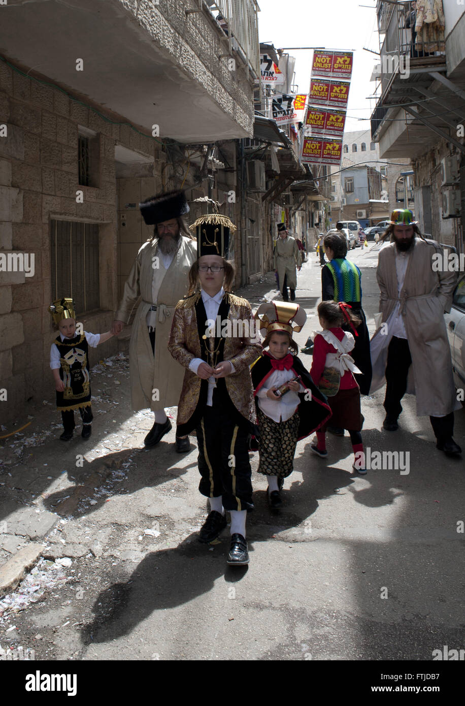 Jérusalem Israël 25 mars 2016 enfants juifs en costumes célébrer Pourim dans le quartier de Mea Shearim. Banque D'Images