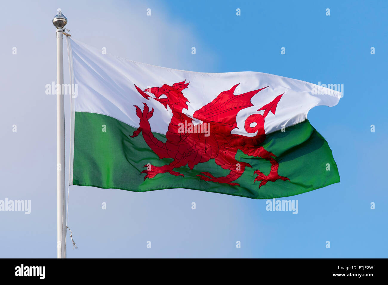 Pays de Galles montrant drapeau dragon dans le vent sur une journée ensoleillée. Banque D'Images