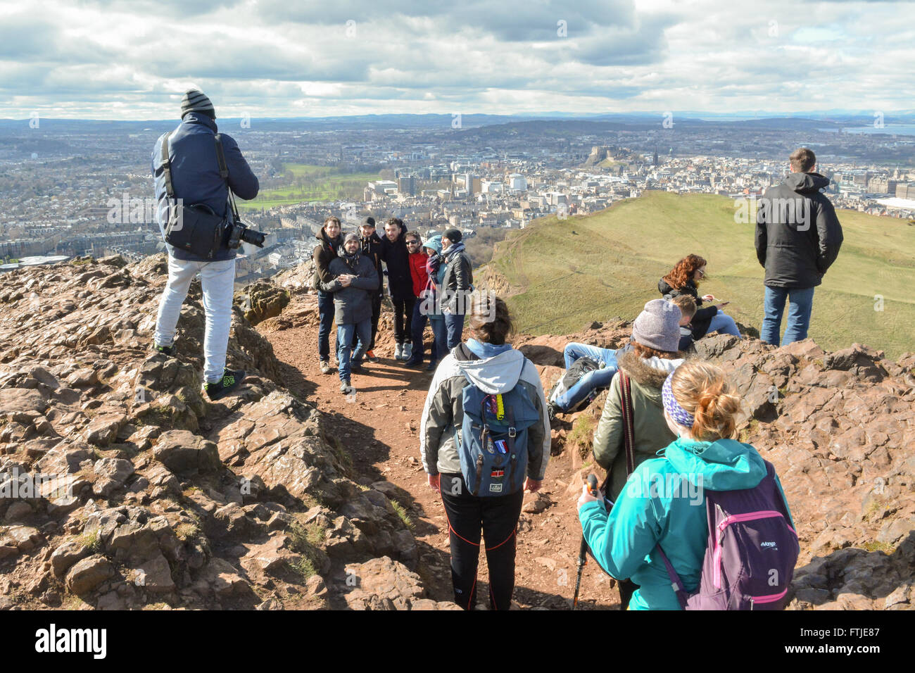 Arthur's Seat sommet - personnes à la recherche au niveau de la vue d'Édimbourg ci-dessous Banque D'Images