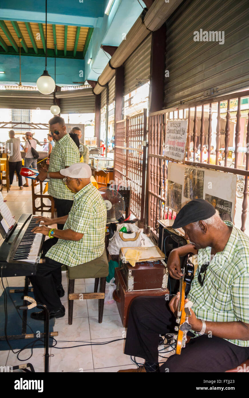 Au restaurant La Havane Cuba Musiciens Banque D'Images