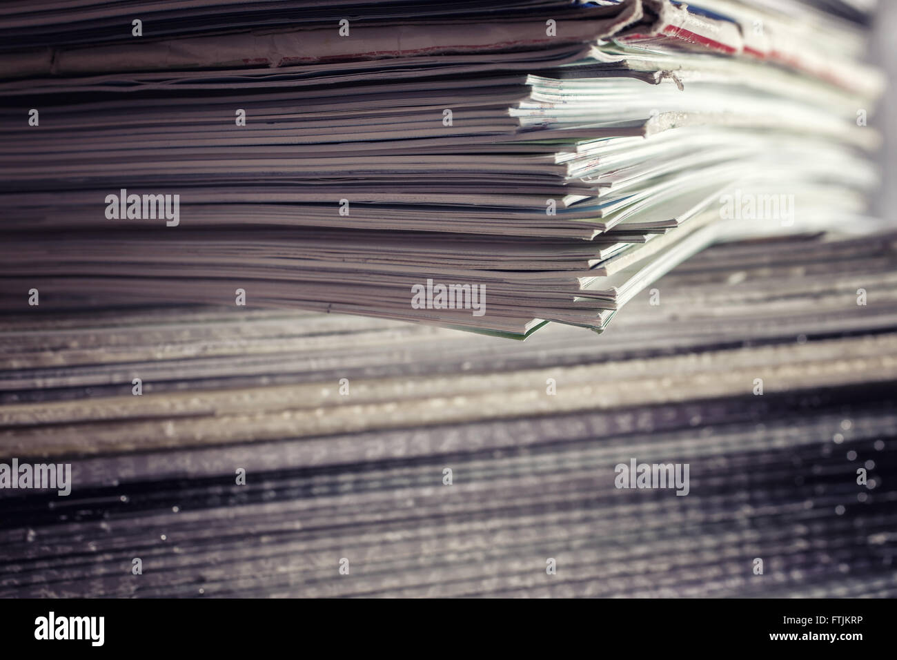 Grande pile de magazines sur la table close-up Banque D'Images