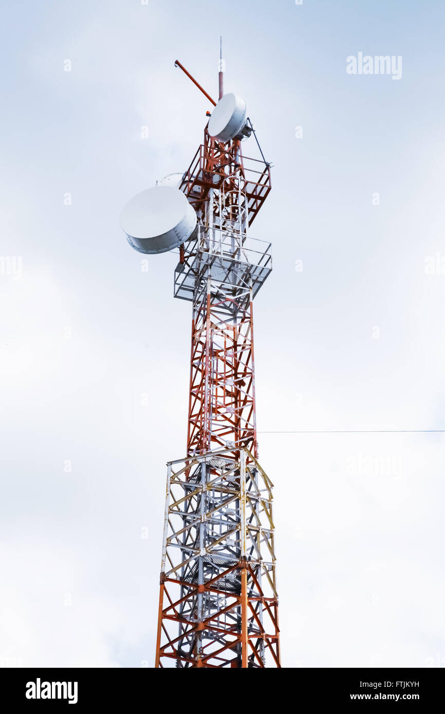 La tour de radio de télécommunication avec les émetteurs et les récepteurs sur ciel nuageux Banque D'Images