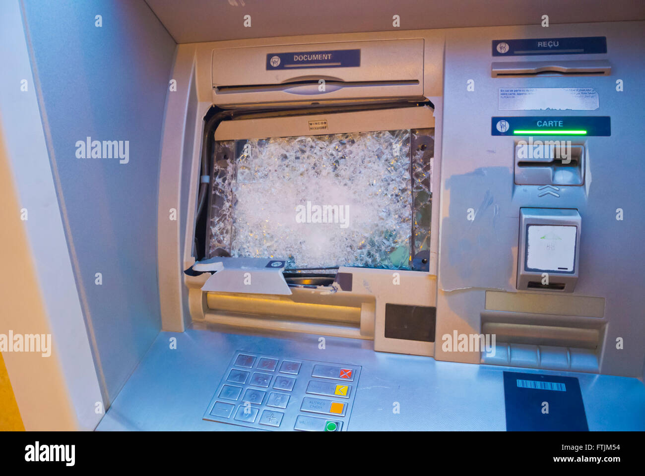 Brisé, ventilés cash machine ATM, Tan Tan, le sud du Maroc, l'Afrique du Nord Banque D'Images