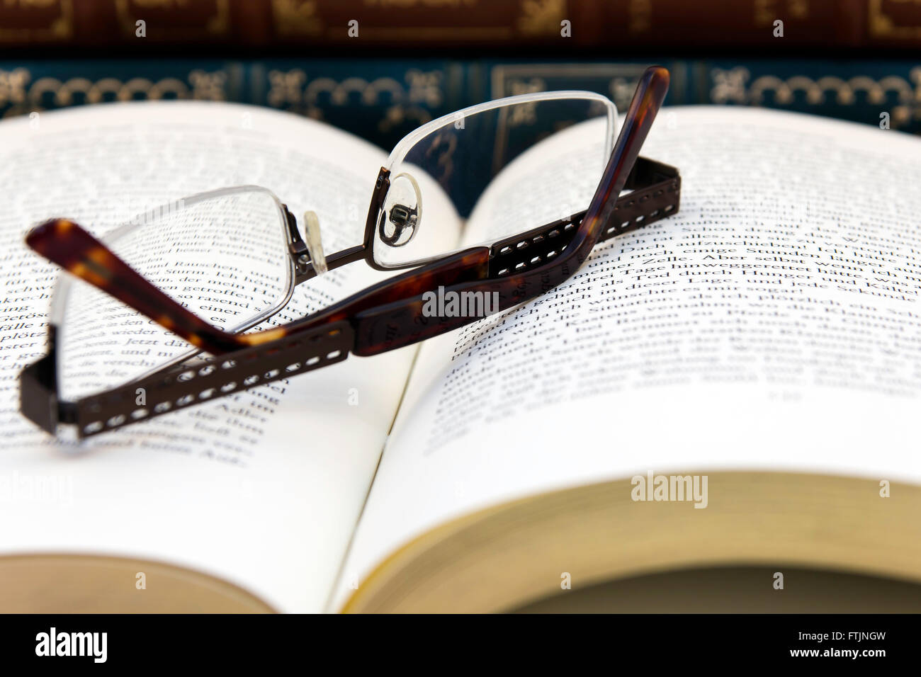 Vieux livres reliés en cuir Banque D'Images