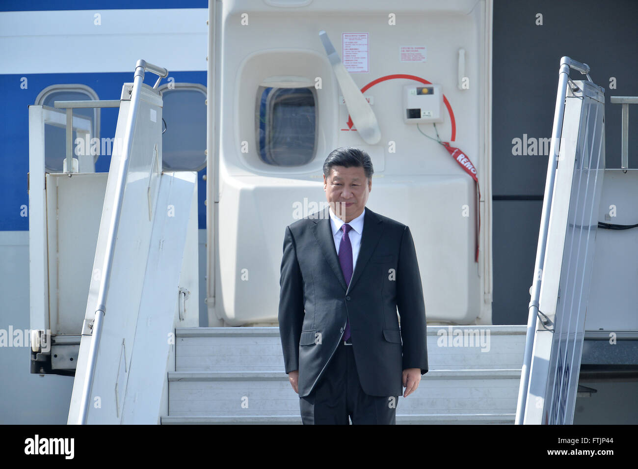 Prague, République tchèque. Mar 28, 2016. Le Président de la Chine Xi Jinping arrive pour une visite officielle de trois jours en République tchèque à Prague, lundi 28 mars, 2016. © Michal Dolezal/CTK Photo/Alamy Live News Banque D'Images