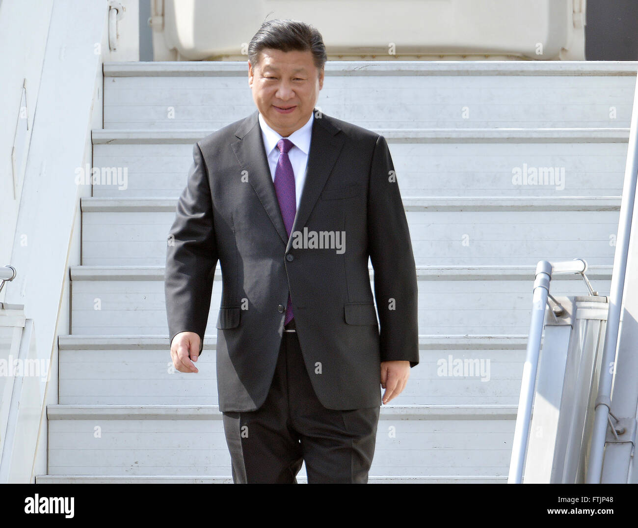 Prague, République tchèque. Mar 28, 2016. Le Président de la Chine Xi Jinping arrive pour une visite officielle de trois jours en République tchèque à Prague, lundi 28 mars, 2016. © Michal Dolezal/CTK Photo/Alamy Live News Banque D'Images