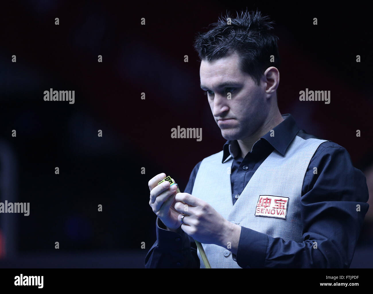 Beijing, Chine. Mar 29, 2016. Tom Ford de la Grande-Bretagne réagit lors du match contre Kyren Wilson de la Grande-Bretagne à l'Open de Chine de Snooker mondiale de 2016 à Beijing, capitale de Chine, le 29 mars 2016. Credit : Bi Mingming/Xinhua/Alamy Live News Banque D'Images