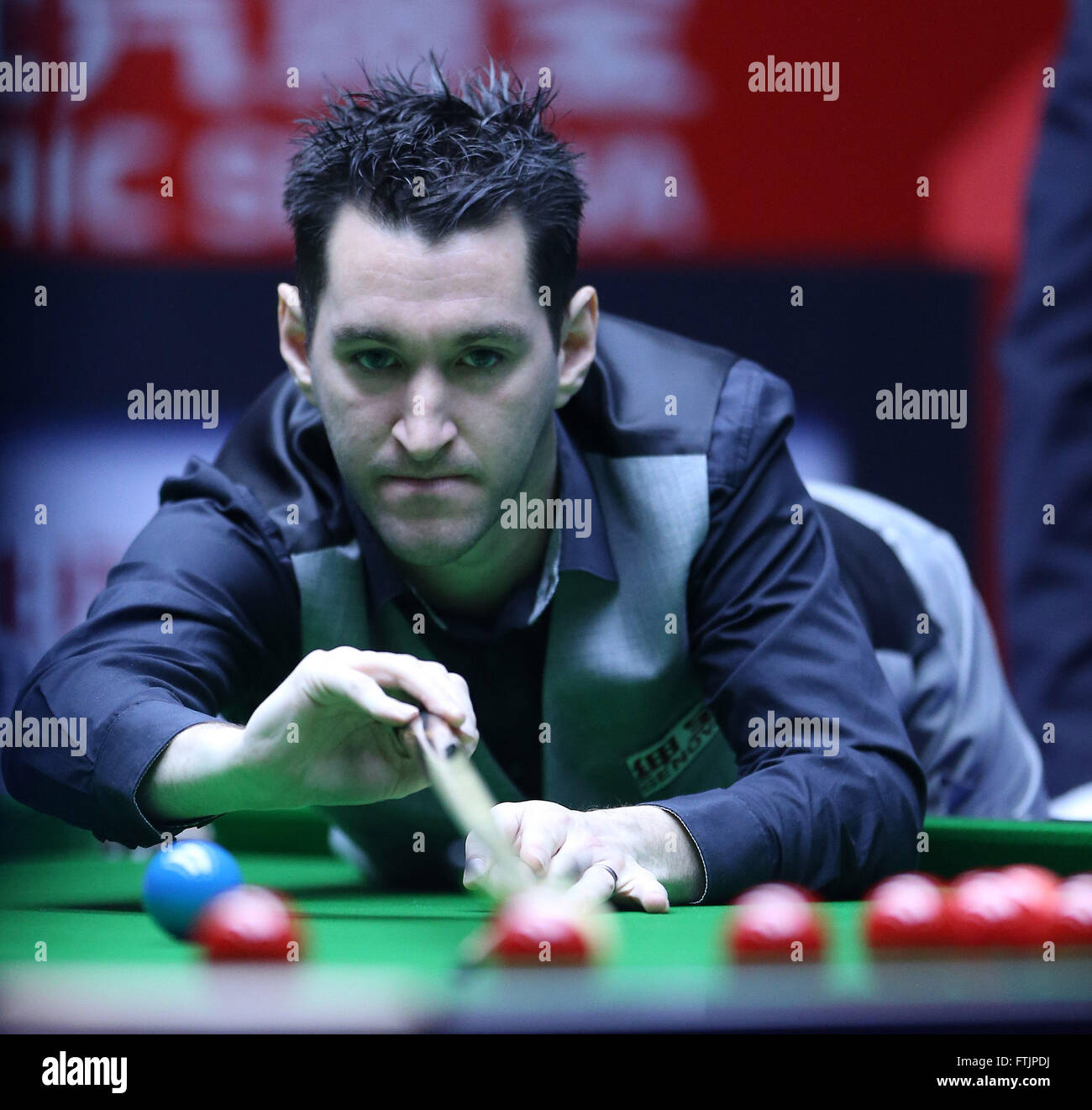 Beijing, Chine. Mar 29, 2016. Tom Ford de la Grande-Bretagne réagit lors du match contre Kyren Wilson de la Grande-Bretagne à l'Open de Chine de Snooker mondiale de 2016 à Beijing, capitale de Chine, le 29 mars 2016. Credit : Bi Mingming/Xinhua/Alamy Live News Banque D'Images