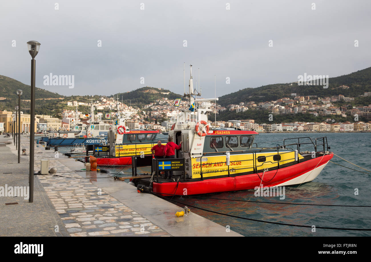 Les bateaux de sauvetage de la garde côtière suédoise en photo au port de Vathy sur l'île de Samos, Grèce, 29 février 2016. La recherche et sauvetage (SAR) aident les bateaux de sauvetage de la garde côtière grecque réfugiés dans la mer Egée. Photo : CHRISTIAN CHARISIUS/dpa Banque D'Images