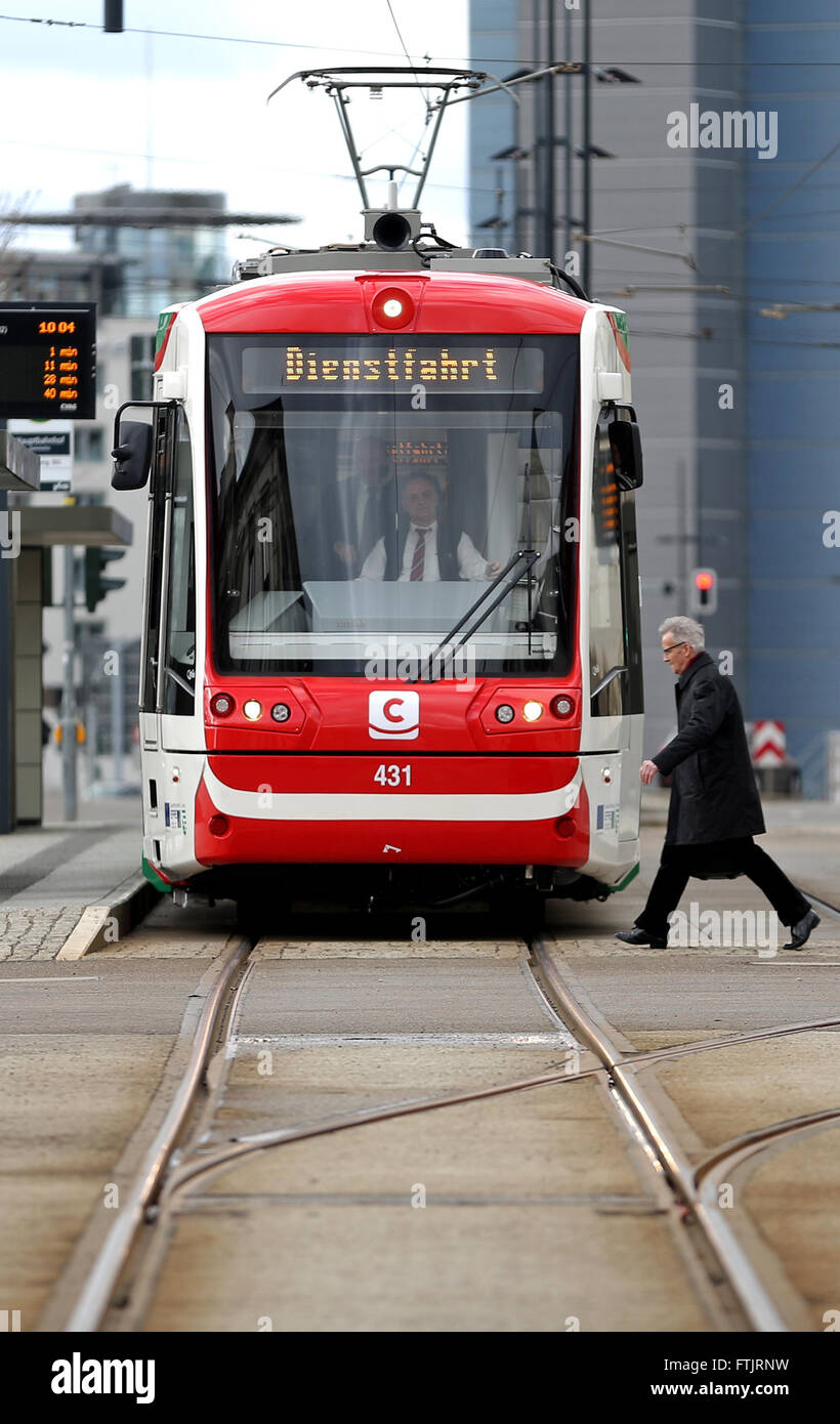 La nouvelle 'hybride' Citylink tram en photo lors d'une séance d'essai par Chemnitz, Allemagne, 29 mars 2016. Le véhicule peut fonctionner sur l'électricité et le diesel. Ces tramways sont dues à exécuter entre Chemnitz et Mittweida du 4 avril 2016. PHOTO : JAN WOITAS/ZB Banque D'Images