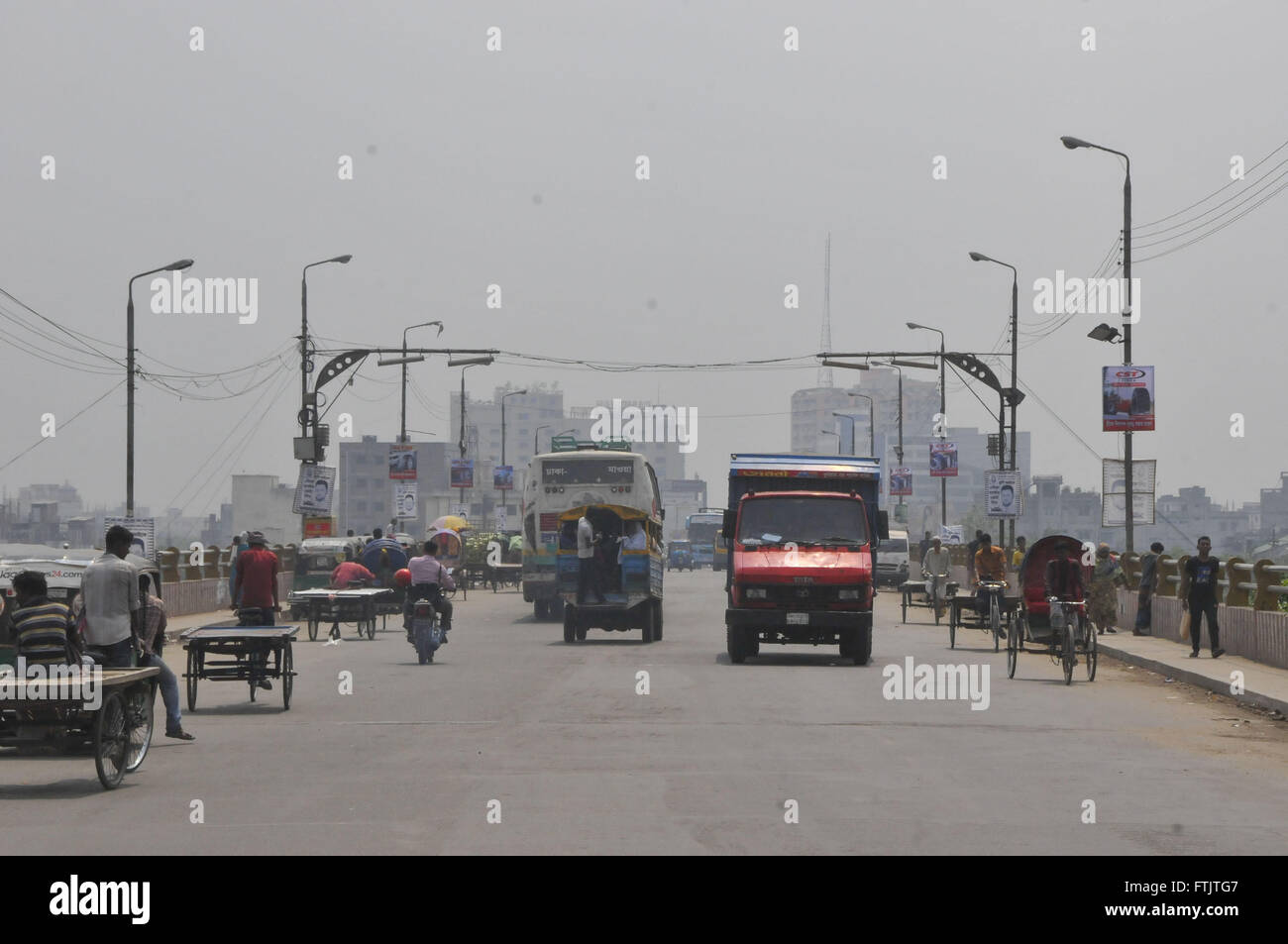 Dhaka. Mar 29, 2016. Photo prise le 29 mars 2016 présente des véhicules se déplaçant sur la première Bangladesh-China Friendship Bridge à Dhaka, au Bangladesh. La construction de la première Bangladesh-China Friendship Bridge, avec une portée de plus de 917 mètres de longueur, a commencé en octobre 1986, et a été achevé en février 1989. Plus d'amitié des ponts ont été effectuée à travers le Bangladesh depuis lors et la 8e China-Bangladesh amitié pont est actuellement en construction. Shariful Islam Crédit :/Xinhua/Alamy Live News Banque D'Images