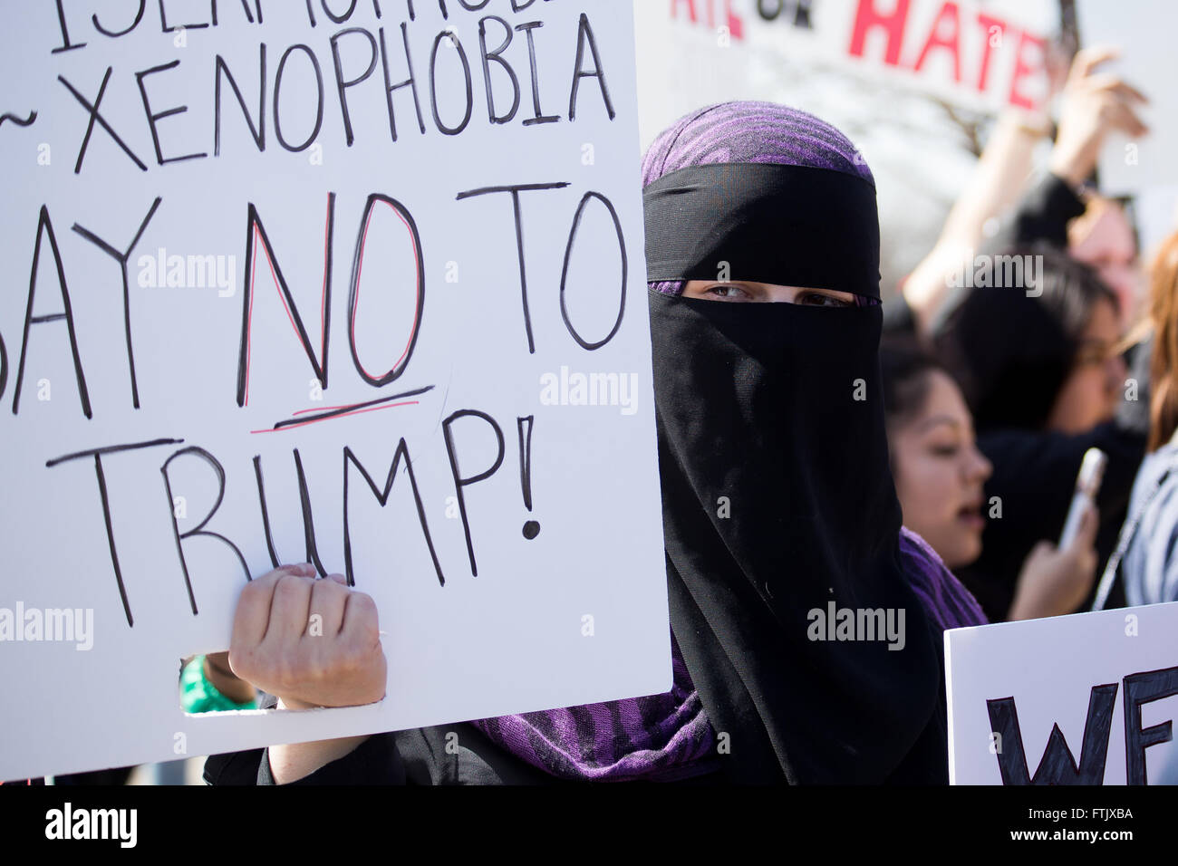 Milwaukee, WI. Mars 29th, 2016. Manifestant Anti Donald Trump est titulaire d'une inscription à la protestation de Janesville. Mots : "Dites non à Trump'. Credit : Jonah White/Alamy Live News Banque D'Images