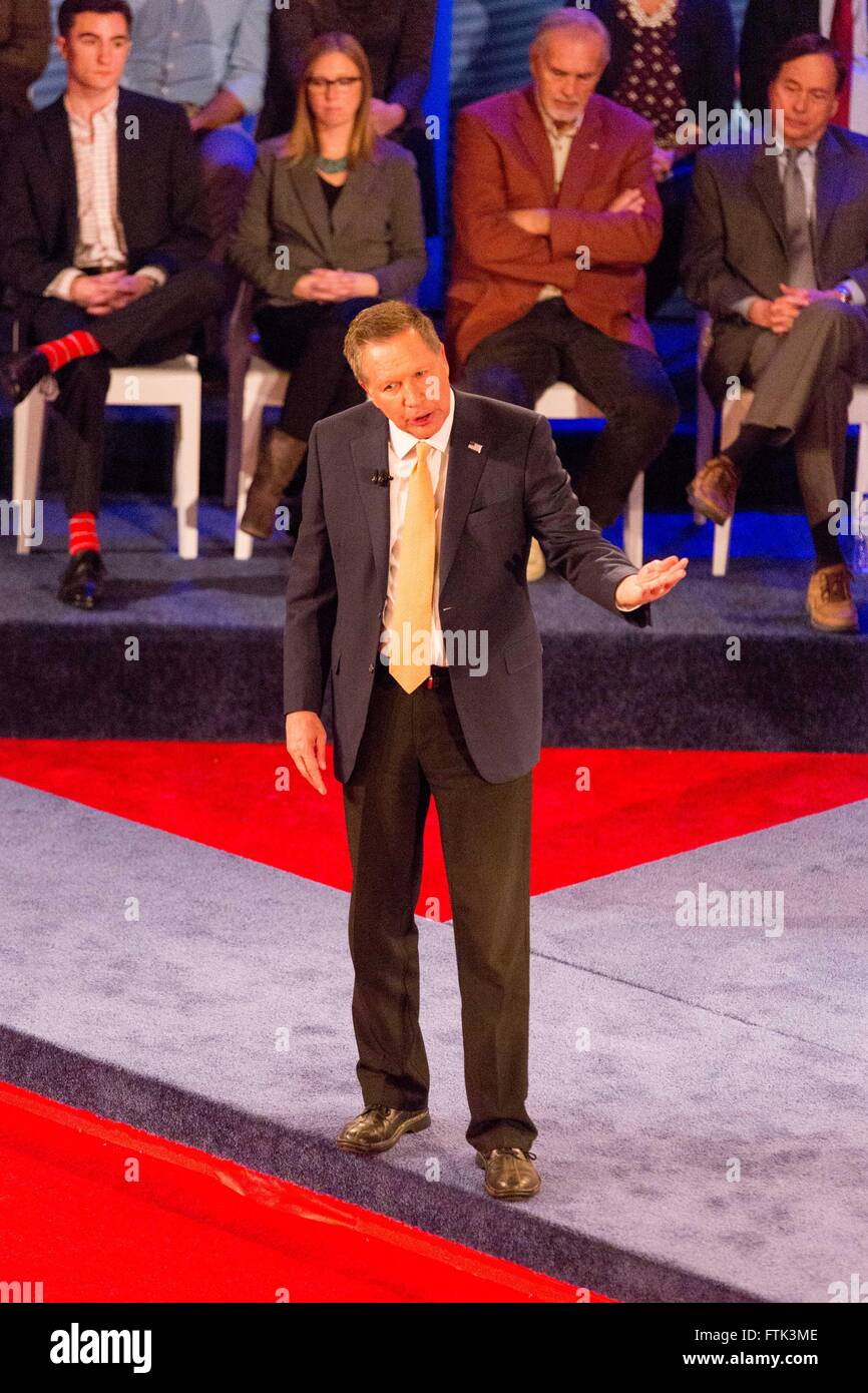 Milwaukee, Wisconsin, États-Unis. Mar 29, 2016. Candidat républicain John Kasich parle au cours de l'Hôtel de Ville de GOP CNN à la Riverside Theater à Milwaukee, Wisconsin Crédit : Daniel DeSlover/ZUMA/Alamy Fil Live News Banque D'Images