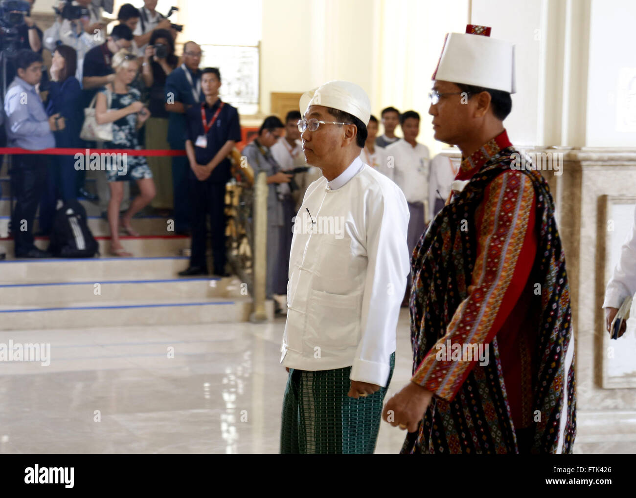 Nay Pyi Taw, le Myanmar. 30Th Mar, 2016. Les militaires affectés Premier Vice-président U Myint Swe (L) et second vice-président de la Ligue nationale pour la démocratie (LND) U Henry Van de Thio (R) arriver à participer à une session de parlement de l'Union du Myanmar à Nay Pyi Taw, le Myanmar, le 30 mars 2016. U Myint Swe et U Henry Van de Thio a prêté serment en présence du président du parlement U Khaing que Mann gagner. © U Aung/Xinhua/Alamy Live News Banque D'Images