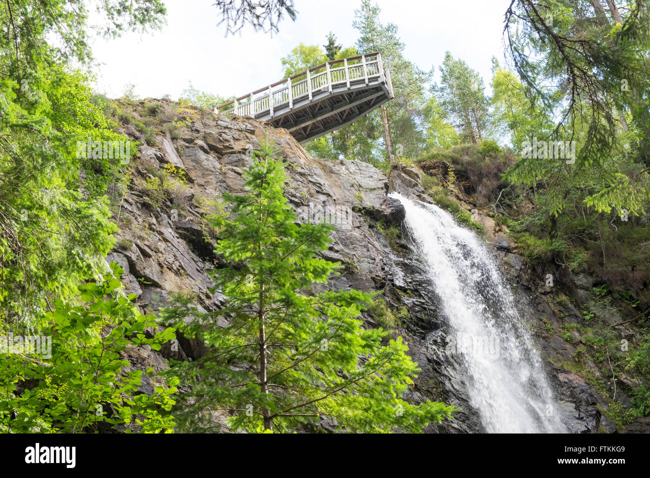 Plate-forme d'observation à Ploda Falls à Glen Affric Banque D'Images