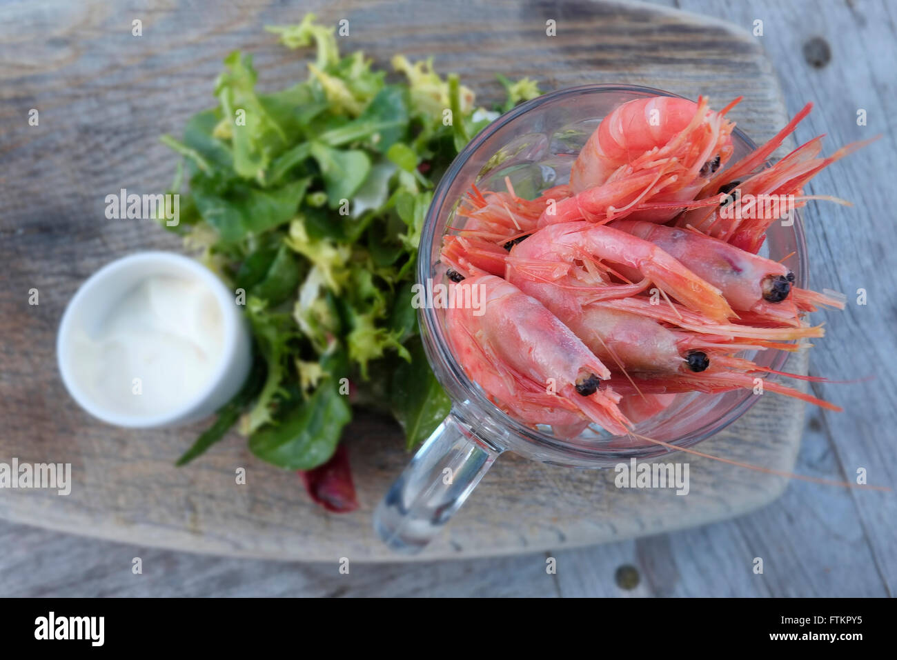 Crevettes cuites en demi-pinte chope en verre, holkham, North Norfolk, Angleterre Banque D'Images