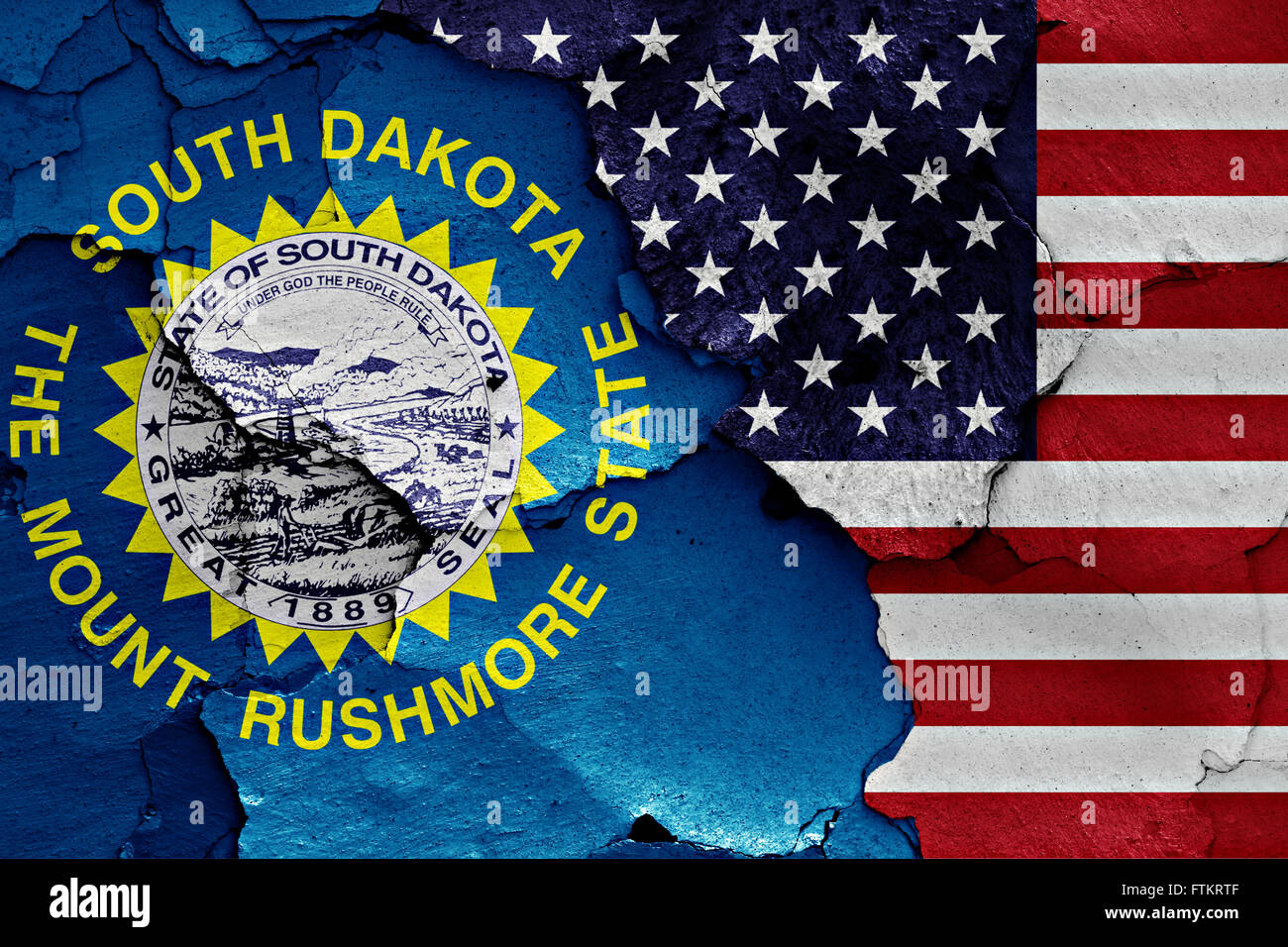 Drapeaux du Dakota du Sud et USA peint sur mur fissuré Banque D'Images