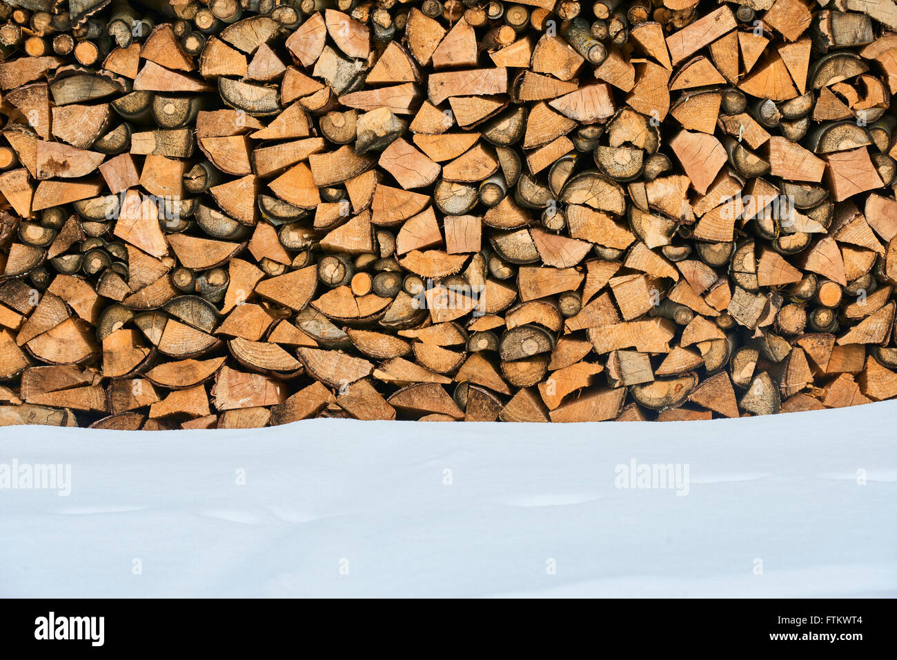 Bois de chauffage empilé en hiver. Pile de bois avec la neige empilés pour bois de chauffage Banque D'Images