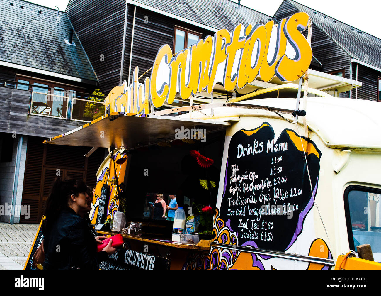 Un vendeur alimentaire mobile, la vente des crumpets de variétés différentes, appelé vraiment Crumptious à Falmouth, au Festival annuel de l'alimentation. Banque D'Images