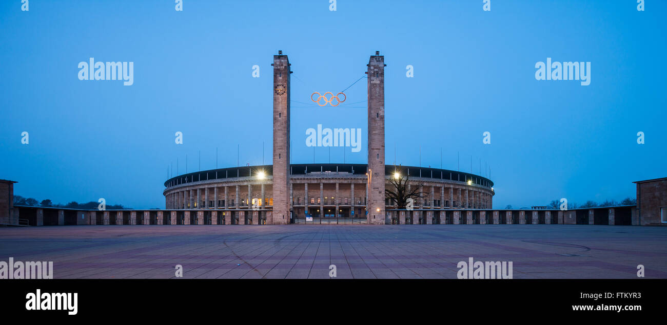 Le stade olympique de Berlin (Olympiastadion) au crépuscule Banque D'Images