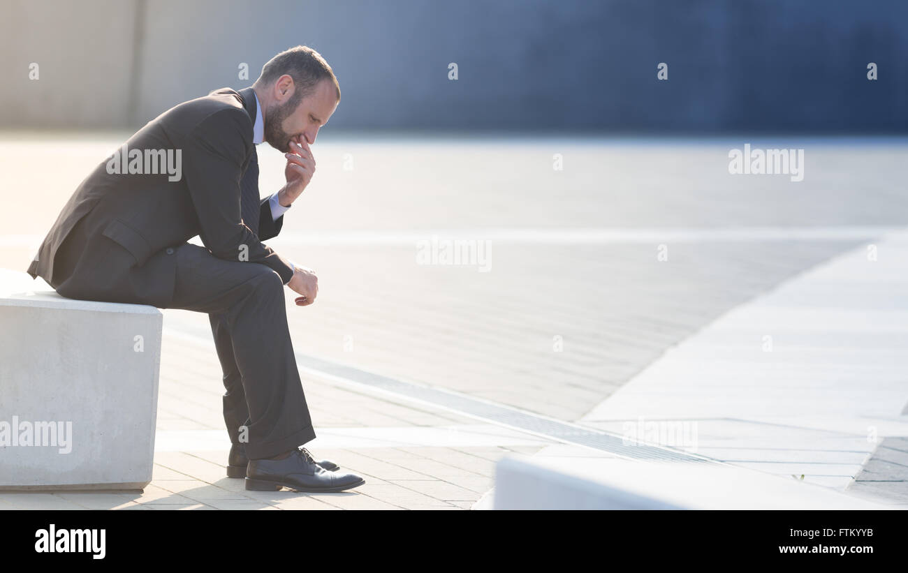 Malheureux et déprimé d'affaires piscine dans la ville Banque D'Images