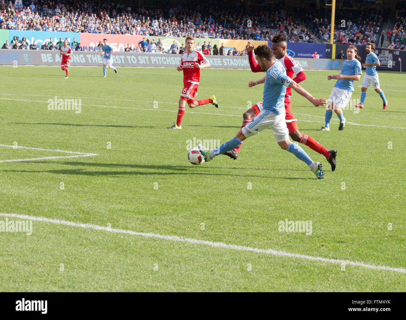 New York, NY USA - Mars 26, 2016 : David Villa (7) de New York City FC se bat pour la balle avec Londres Woodberry (28) de New England Revolution au Yankee Stadium Banque D'Images