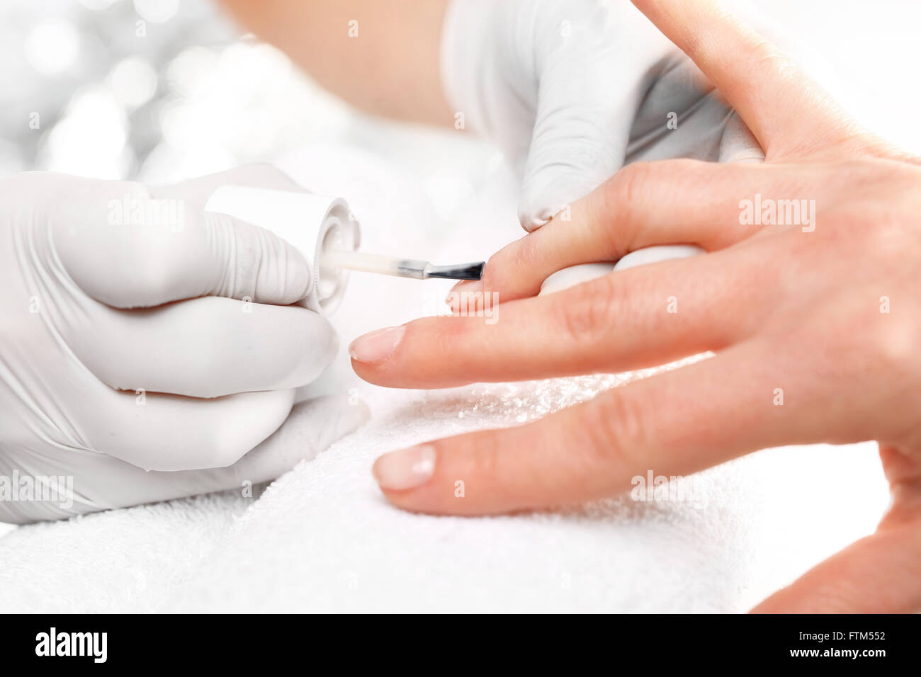 Salon de beauté, de manucure. Manucure, salon de beauté. Peinture d'ongle. Mains femme pendant un salon de manucure Banque D'Images