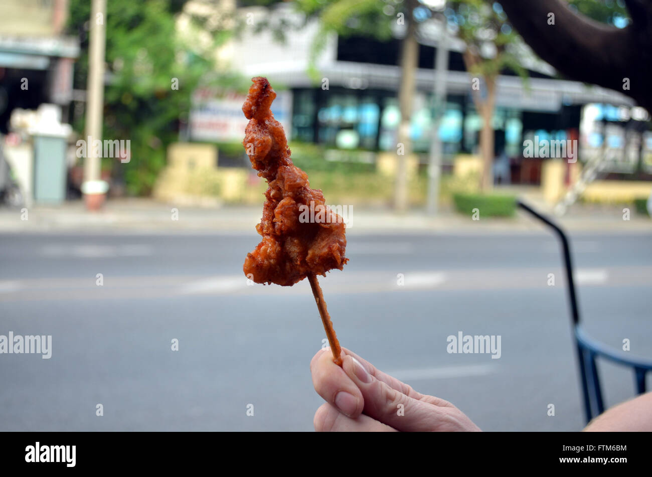 La viande de poulet satay sur un bâton en Asie à un marché de rue Banque D'Images