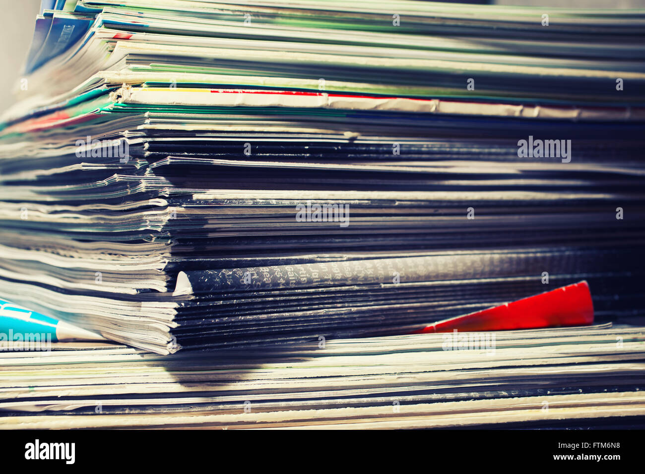 Grande pile de magazines sur la table close-up Banque D'Images