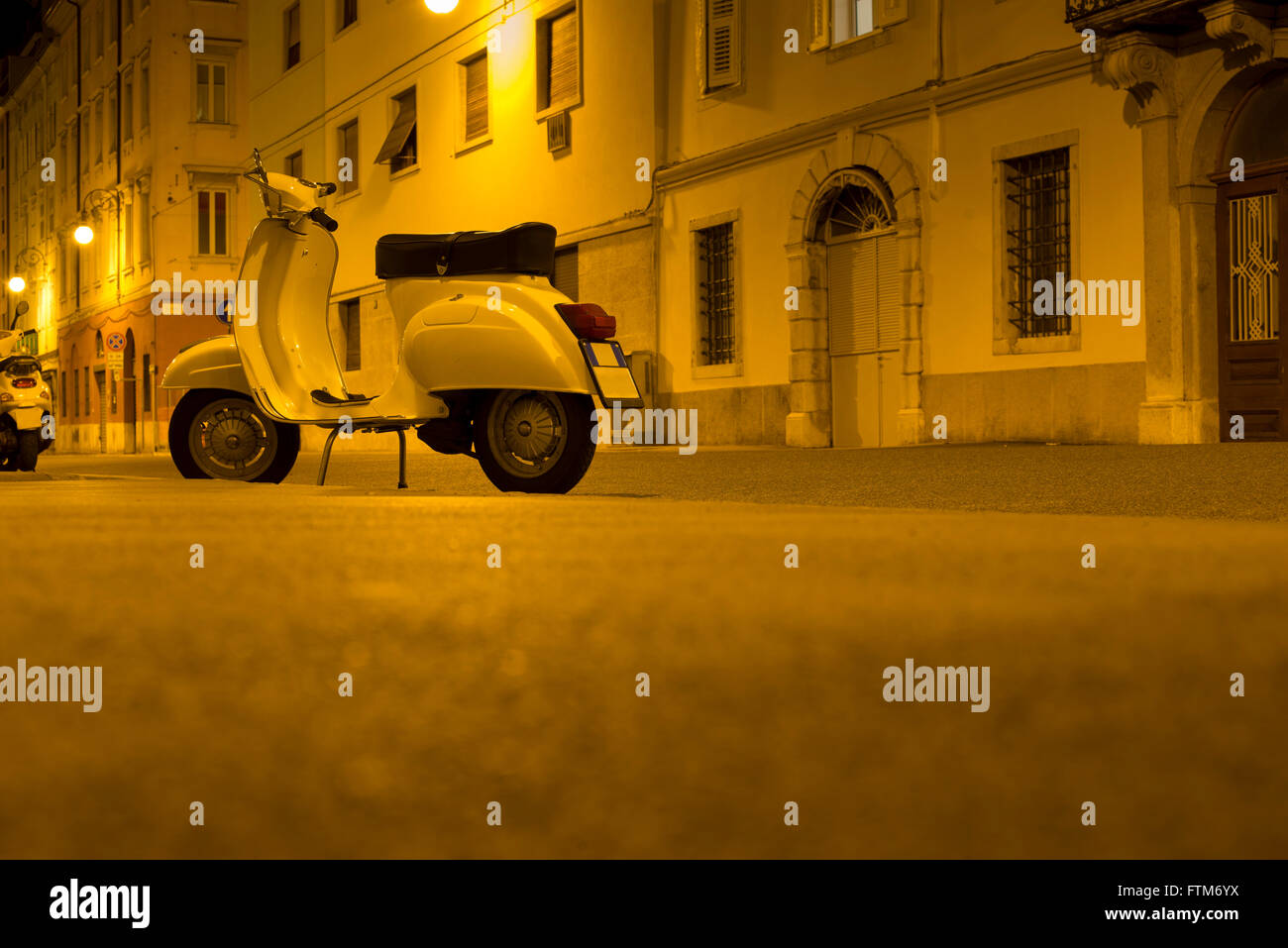 Nuit vide avec Street View moto blanc Banque D'Images
