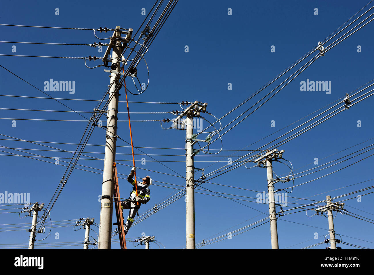L'entretien du réseau électrique à l'extérieur de la ville de Cuiaba Banque D'Images