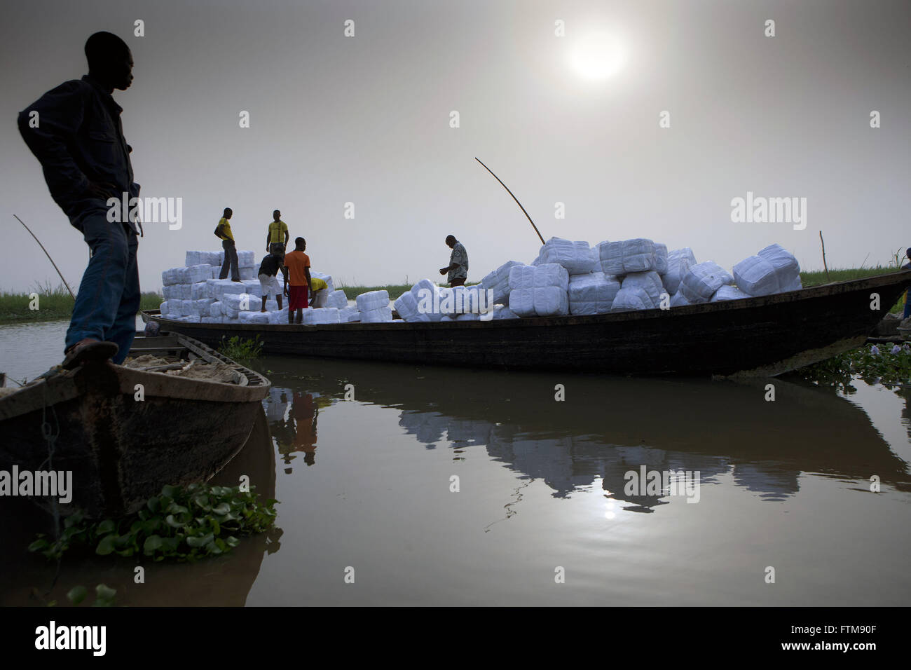 Transport Habillement aide humanitaire à l'ONU le village de So Ava situé sur les rives du lac d'Nokue Banque D'Images