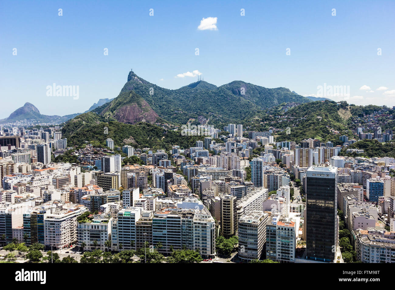 Vue aérienne des bâtiments dans le parc Flamengo à Corcovado dans l'arrière-plan Banque D'Images
