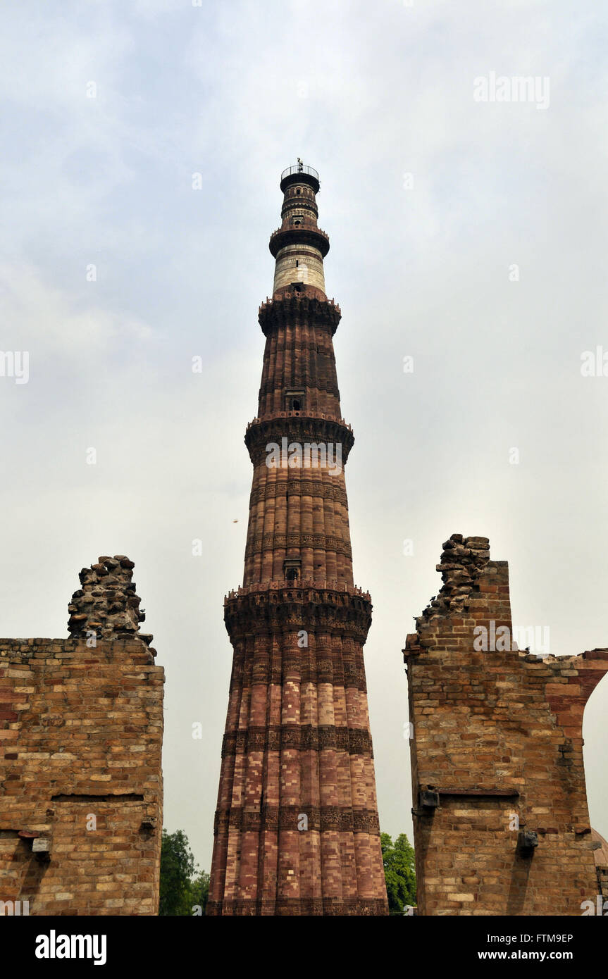Qûtb Minâr - le plus haut minaret de briques dans le monde dans la ville de New Delhi Banque D'Images