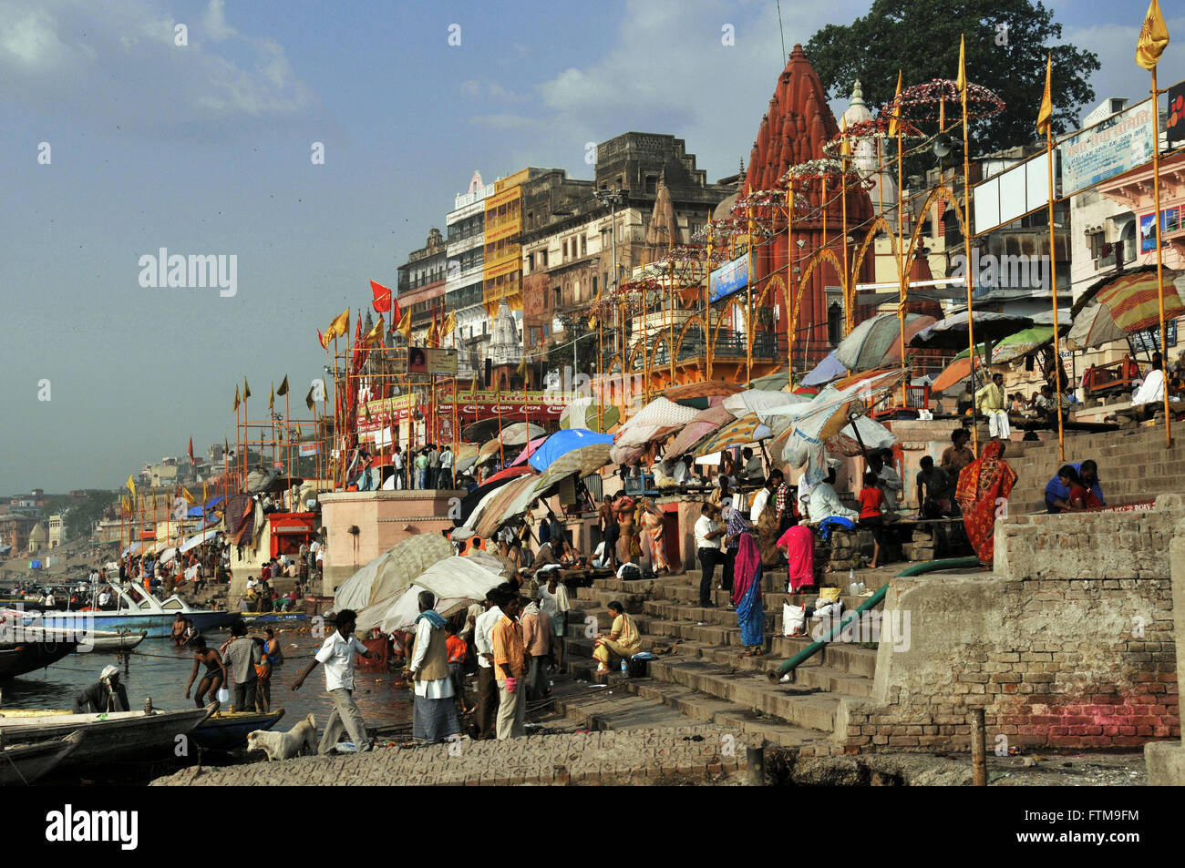 Gange à la périphérie de la ville de Varanasi - considéré comme un fleuve sacré pour les Hindous Banque D'Images