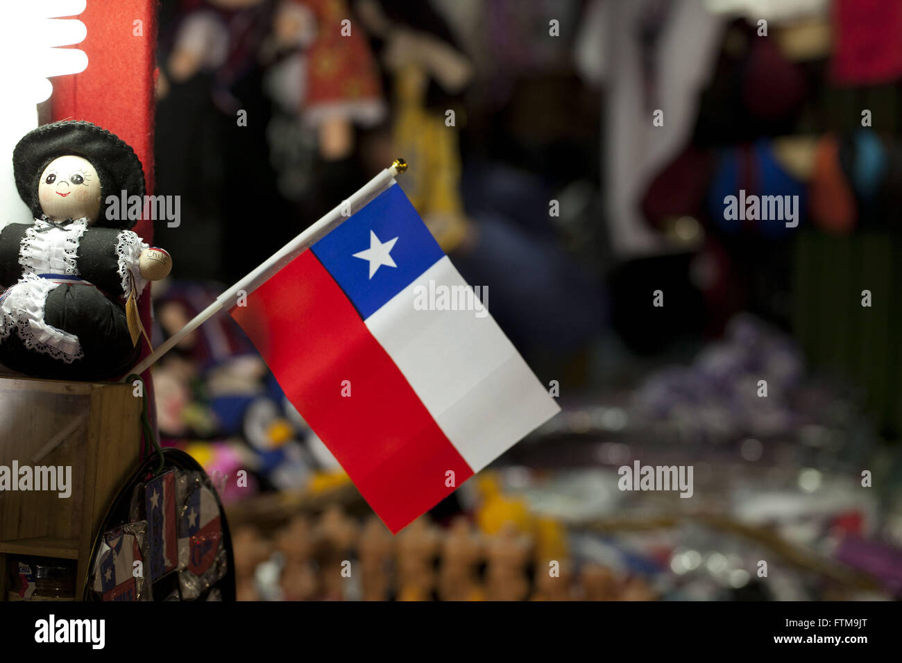 Chili Drapeau sur la vente de souvenirs au marché central à Santiago - Chili Banque D'Images